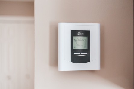 https://www.hurlimanheating.com/wp-content/uploads/2022/03/signs-thermostat-is-bad-in-house.2205271723527.jpg